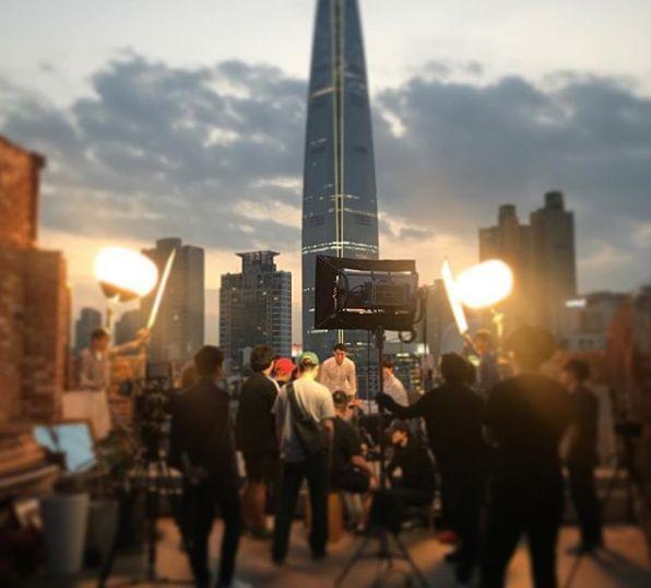 ソウリズムカフェのテラス、ロッテタワーを背景にした撮影現場